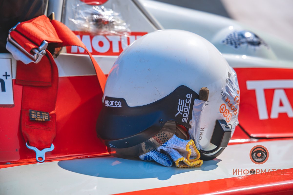 Качество проверено: на Днепропетровщине по построенному участку решетиловской трассы промчались 5 гоночных авто 4