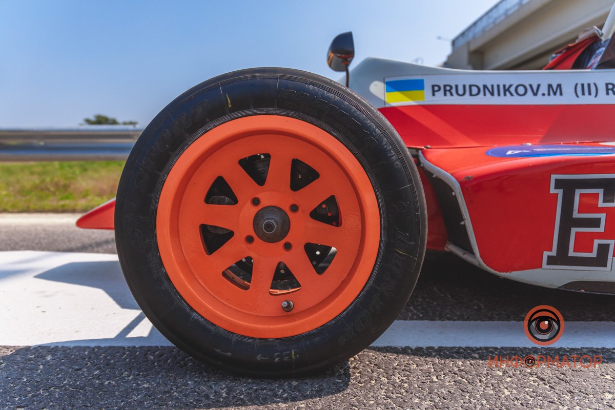 Качество проверено: на Днепропетровщине по построенному участку решетиловской трассы промчались 5 гоночных авто 5