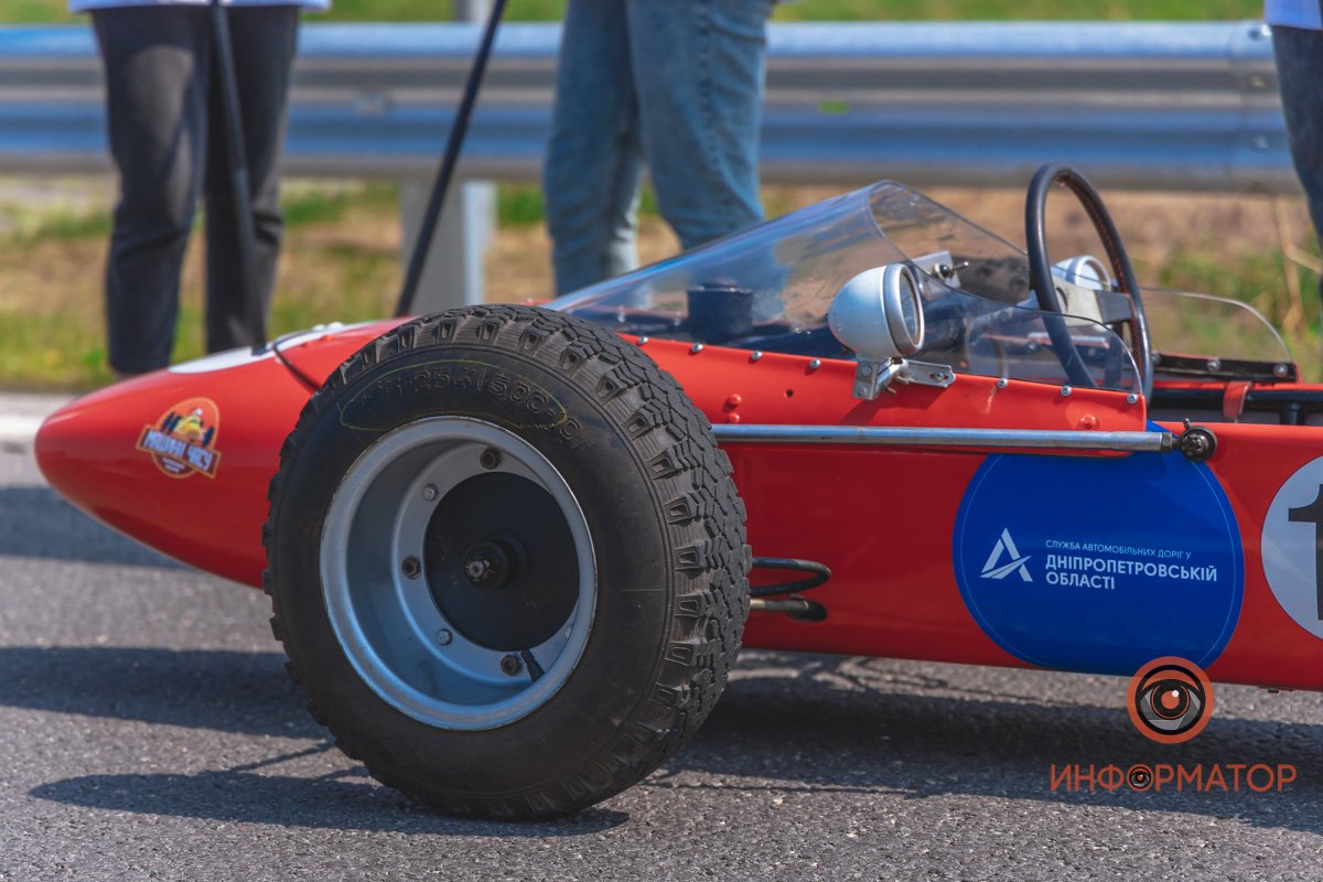 Качество проверено: на Днепропетровщине по построенному участку решетиловской трассы промчались 5 гоночных авто 6