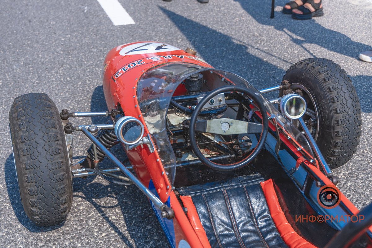 Качество проверено: на Днепропетровщине по построенному участку решетиловской трассы промчались 5 гоночных авто 7