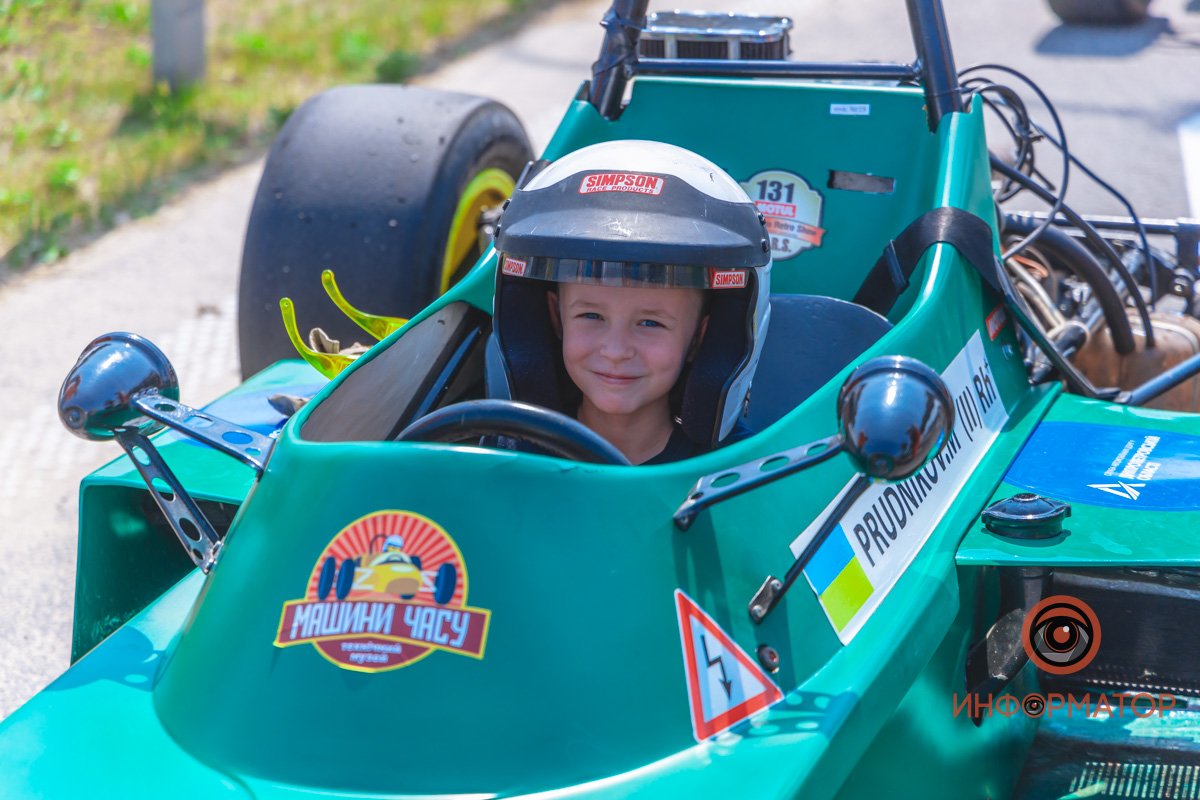 Качество проверено: на Днепропетровщине по построенному участку решетиловской трассы промчались 5 гоночных авто 8