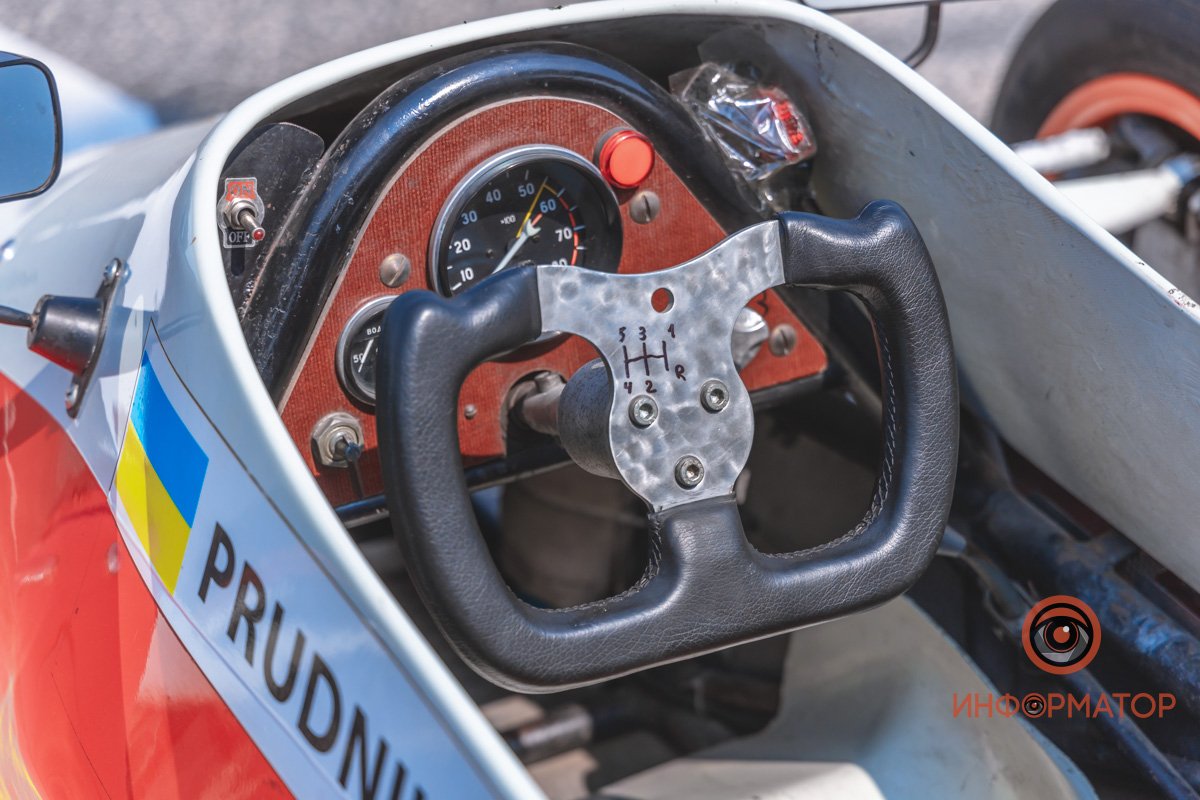 Качество проверено: на Днепропетровщине по построенному участку решетиловской трассы промчались 5 гоночных авто 9