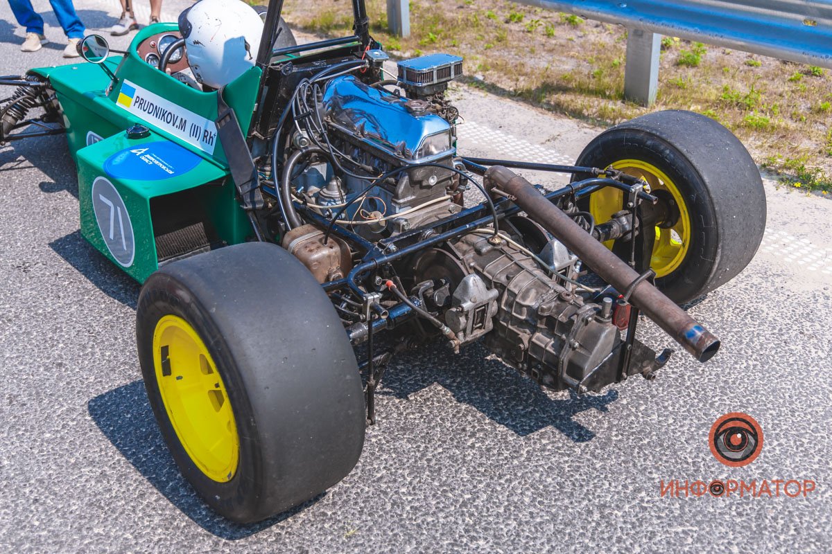 Качество проверено: на Днепропетровщине по построенному участку решетиловской трассы промчались 5 гоночных авто 10