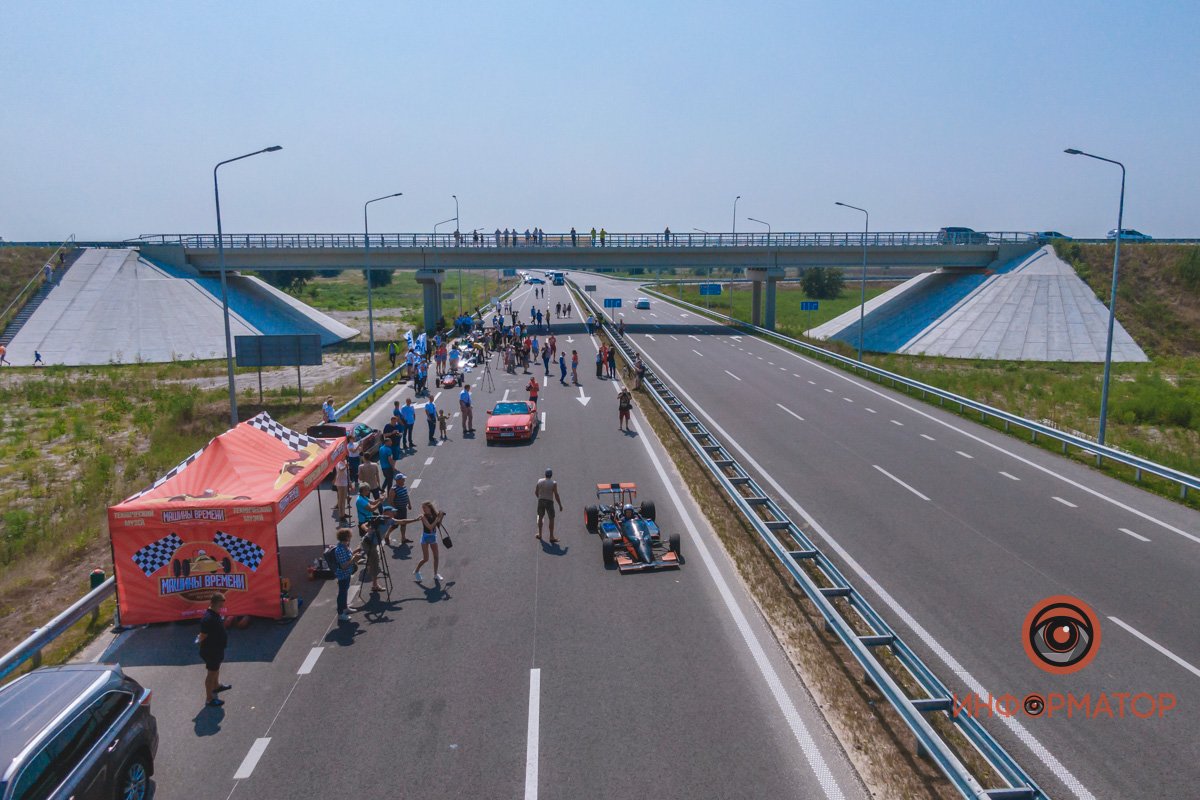 Качество проверено: на Днепропетровщине по построенному участку решетиловской трассы промчались 5 гоночных авто 12