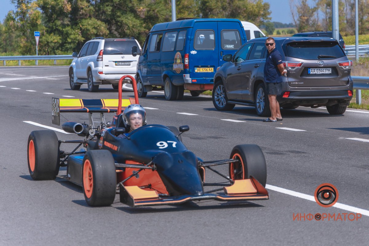 Качество проверено: на Днепропетровщине по построенному участку решетиловской трассы промчались 5 гоночных авто 14