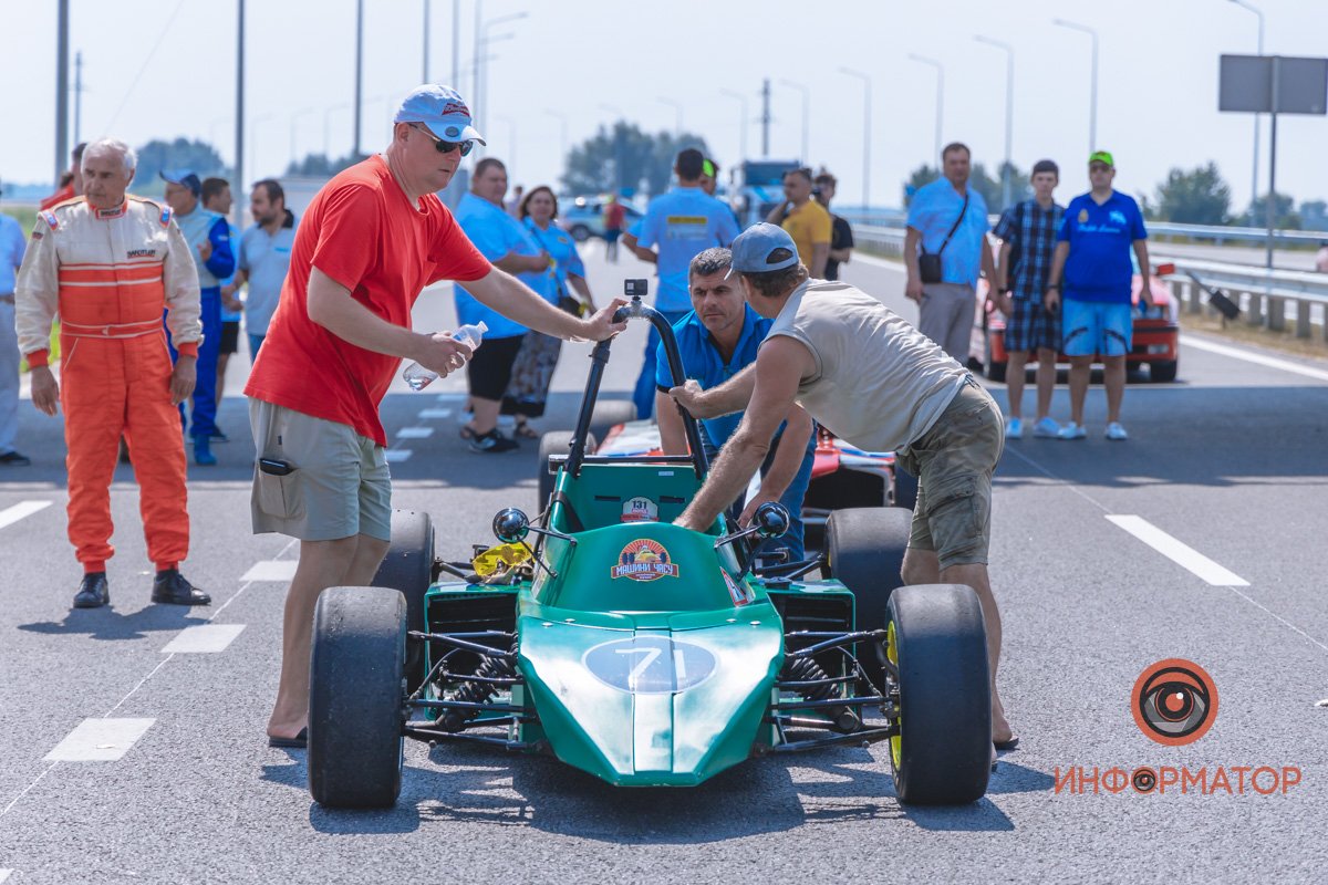 Качество проверено: на Днепропетровщине по построенному участку решетиловской трассы промчались 5 гоночных авто 15