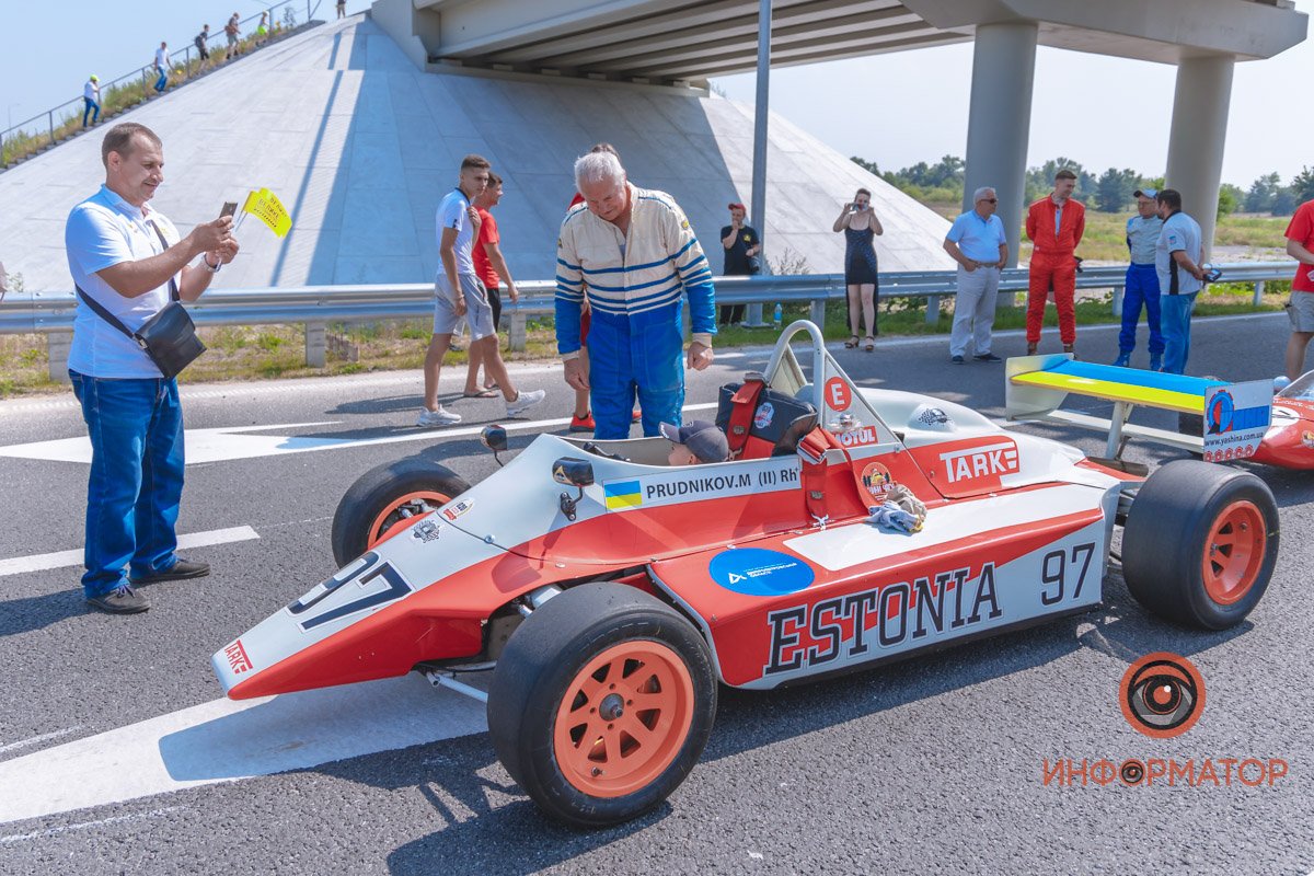 Качество проверено: на Днепропетровщине по построенному участку решетиловской трассы промчались 5 гоночных авто 16