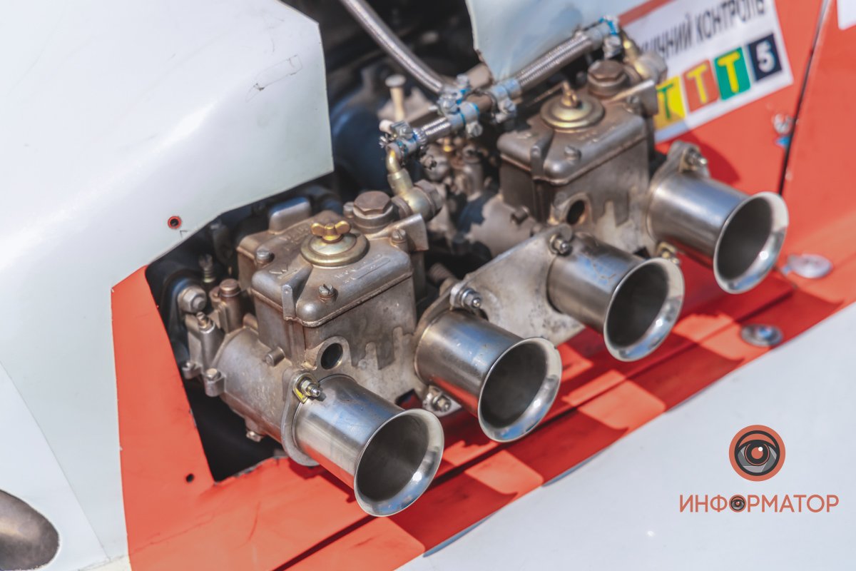 Качество проверено: на Днепропетровщине по построенному участку решетиловской трассы промчались 5 гоночных авто 17