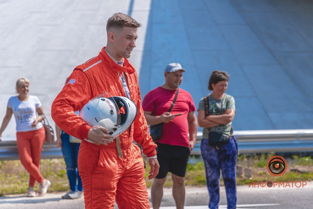 Качество проверено: на Днепропетровщине по построенному участку решетиловской трассы промчались 5 гоночных авто 18