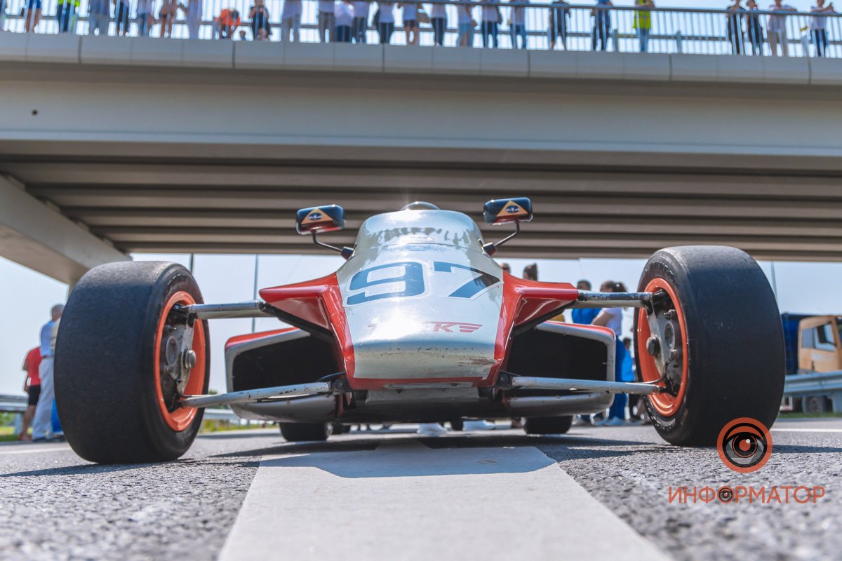 Качество проверено: на Днепропетровщине по построенному участку решетиловской трассы промчались 5 гоночных авто 19