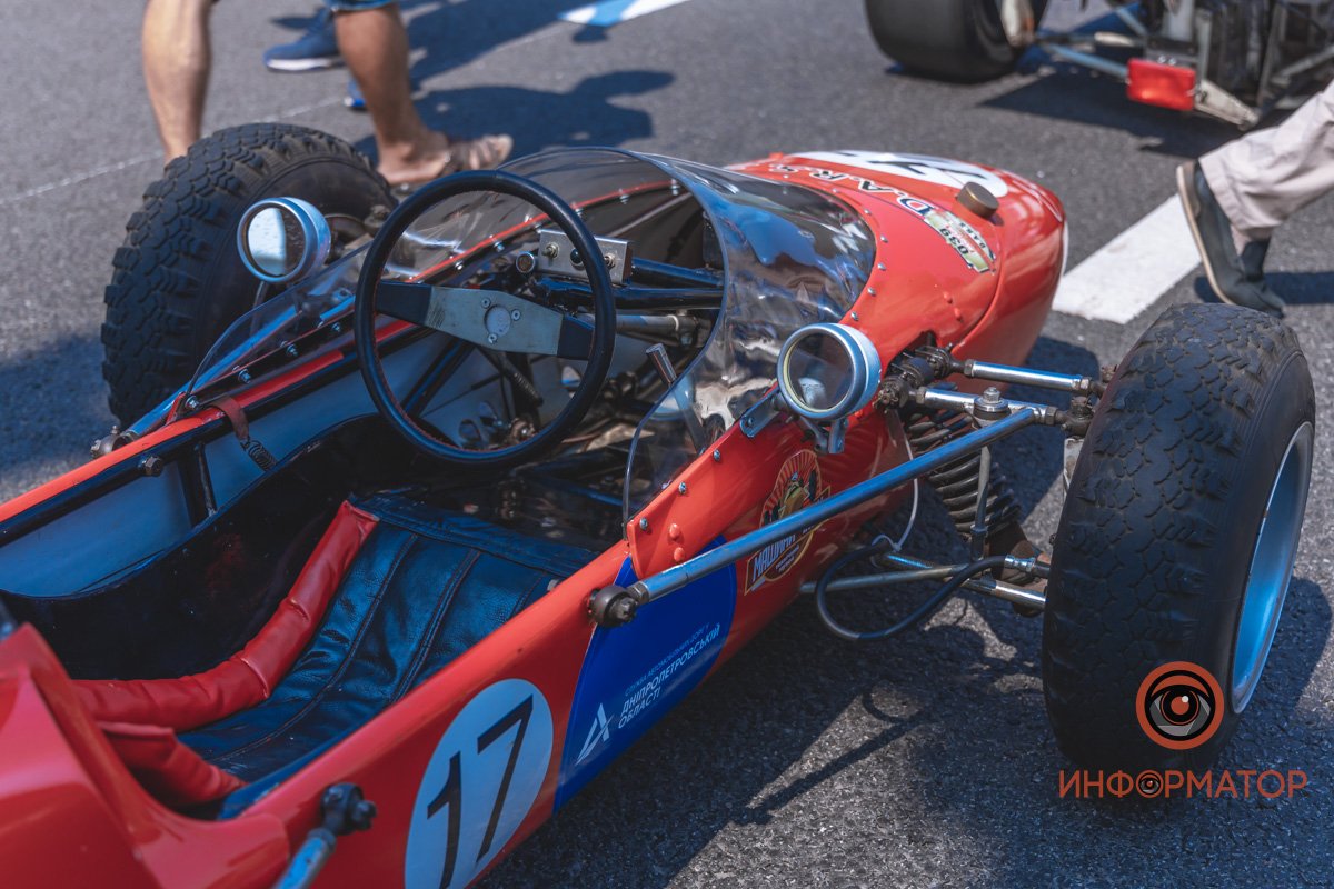 Качество проверено: на Днепропетровщине по построенному участку решетиловской трассы промчались 5 гоночных авто 20