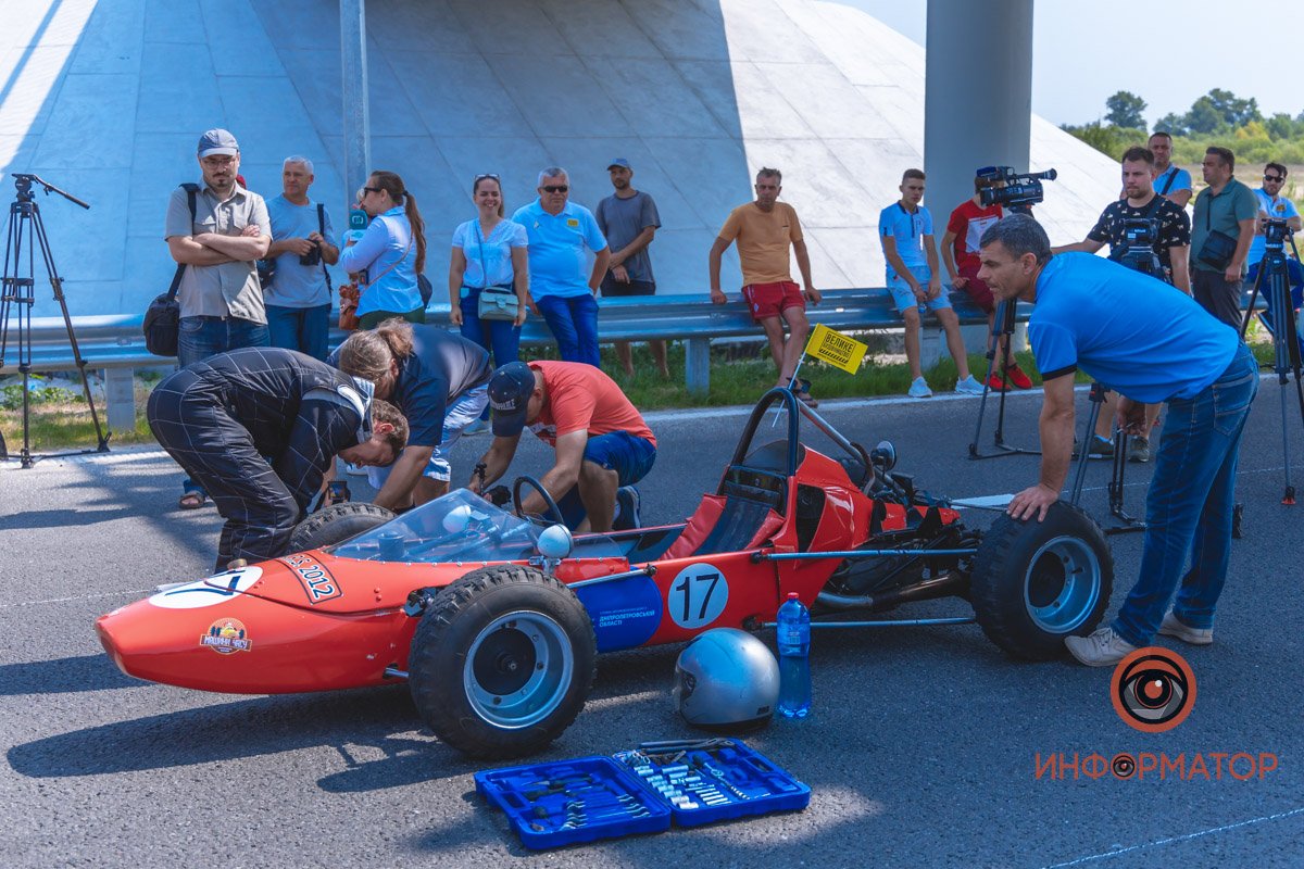 Качество проверено: на Днепропетровщине по построенному участку решетиловской трассы промчались 5 гоночных авто 21