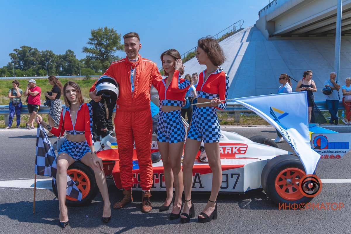 Качество проверено: на Днепропетровщине по построенному участку решетиловской трассы промчались 5 гоночных авто 22