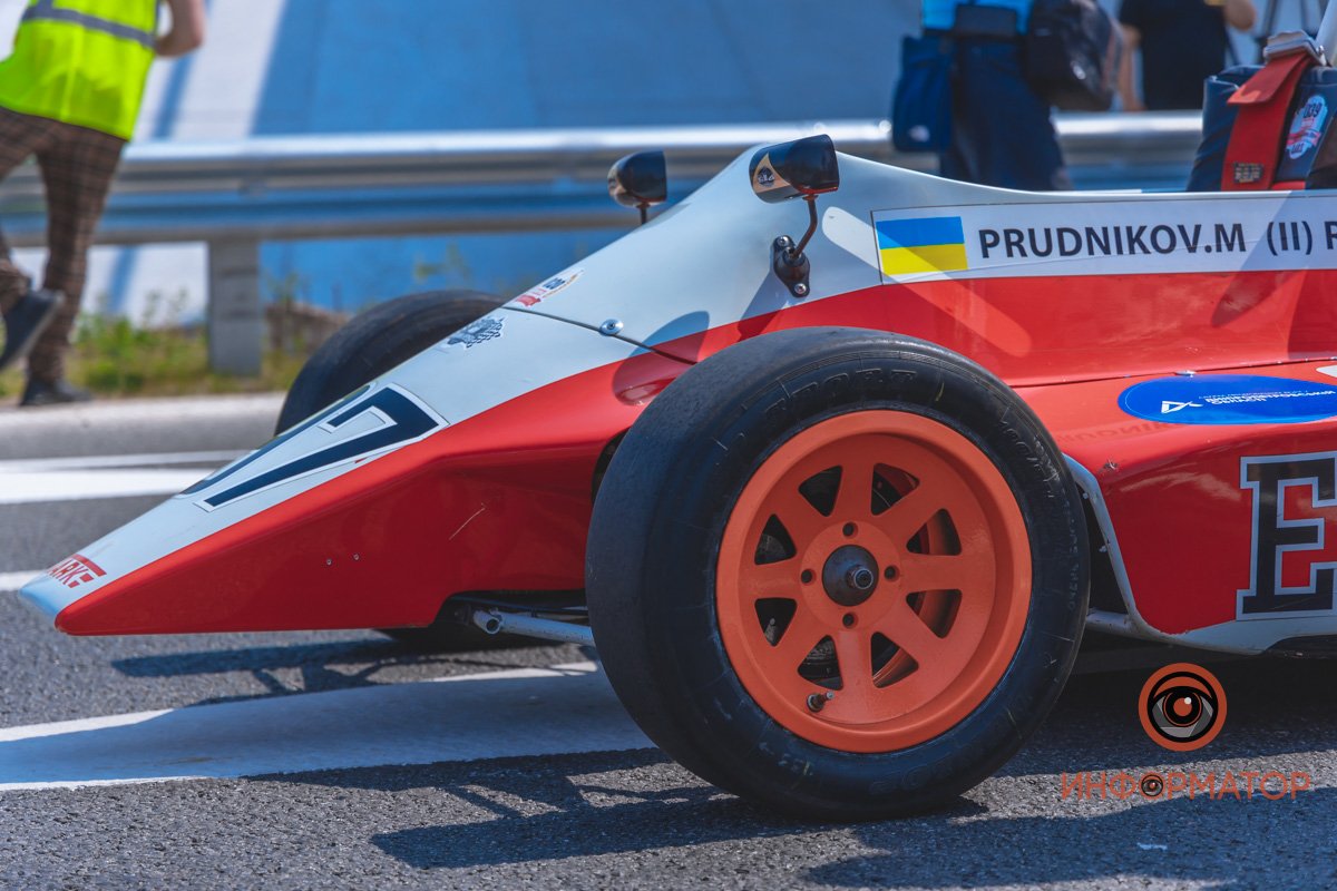 Качество проверено: на Днепропетровщине по построенному участку решетиловской трассы промчались 5 гоночных авто 23