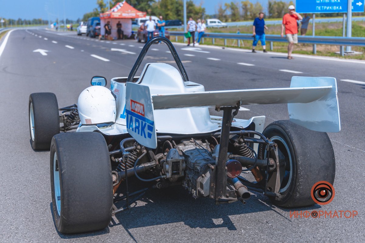 Качество проверено: на Днепропетровщине по построенному участку решетиловской трассы промчались 5 гоночных авто 24