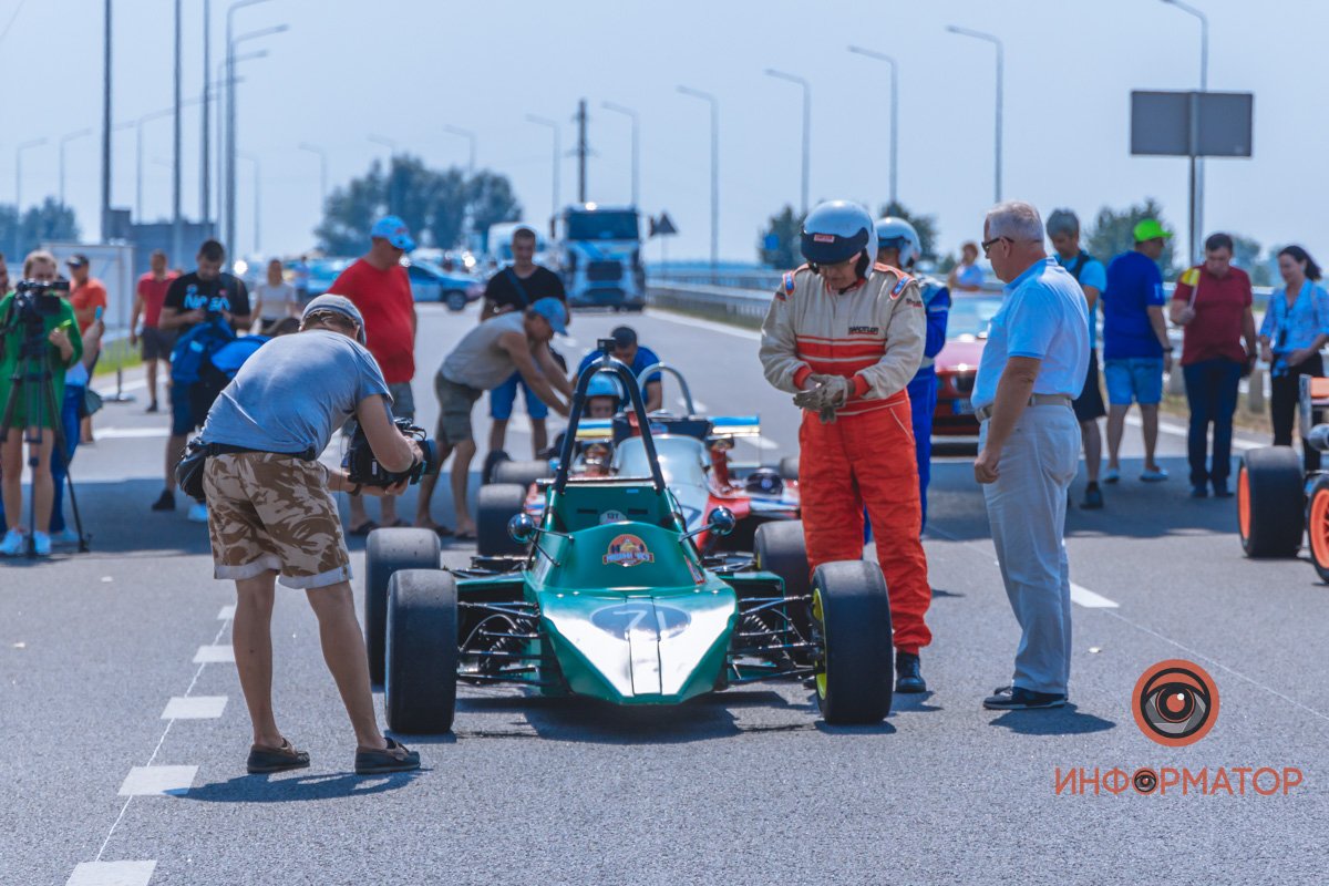 Качество проверено: на Днепропетровщине по построенному участку решетиловской трассы промчались 5 гоночных авто 27