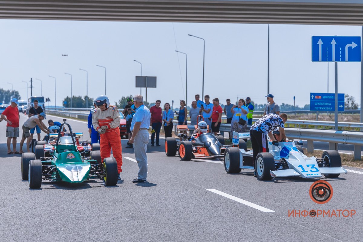 Качество проверено: на Днепропетровщине по построенному участку решетиловской трассы промчались 5 гоночных авто 28