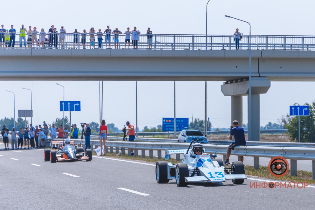 Качество проверено: на Днепропетровщине по построенному участку решетиловской трассы промчались 5 гоночных авто 29