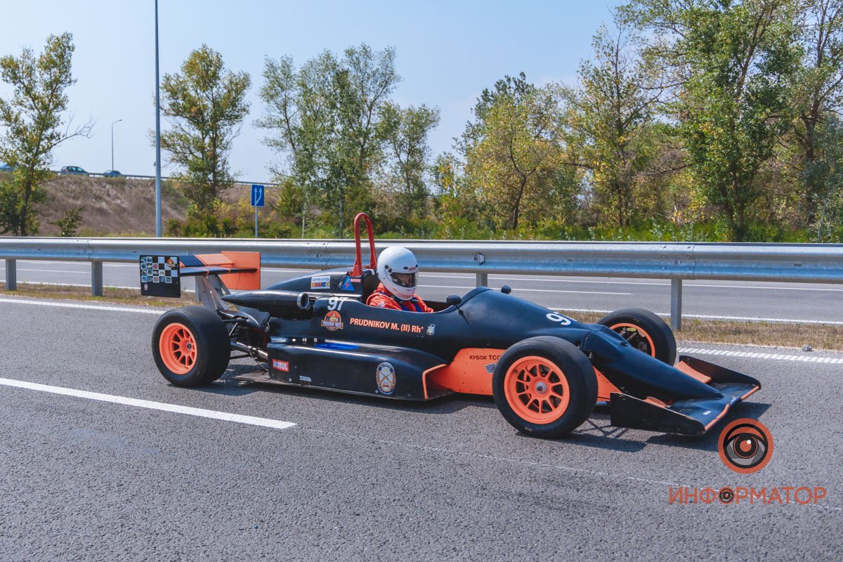 Качество проверено: на Днепропетровщине по построенному участку решетиловской трассы промчались 5 гоночных авто 30