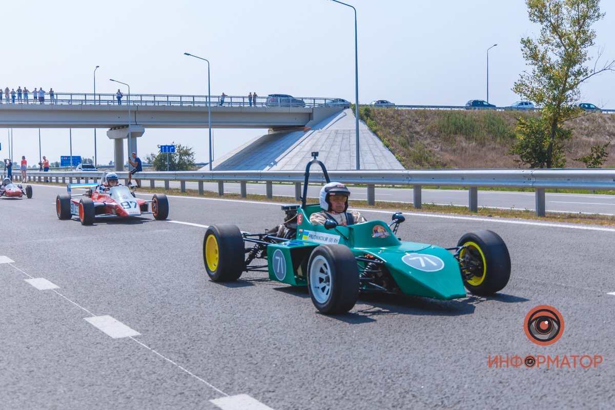 Качество проверено: на Днепропетровщине по построенному участку решетиловской трассы промчались 5 гоночных авто 31