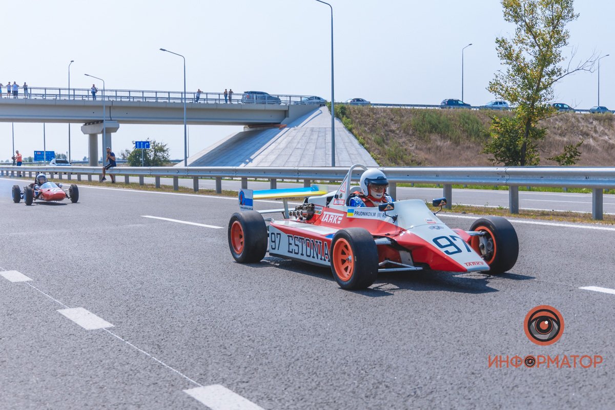 Качество проверено: на Днепропетровщине по построенному участку решетиловской трассы промчались 5 гоночных авто 32