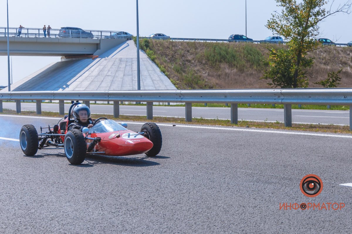 Качество проверено: на Днепропетровщине по построенному участку решетиловской трассы промчались 5 гоночных авто 33