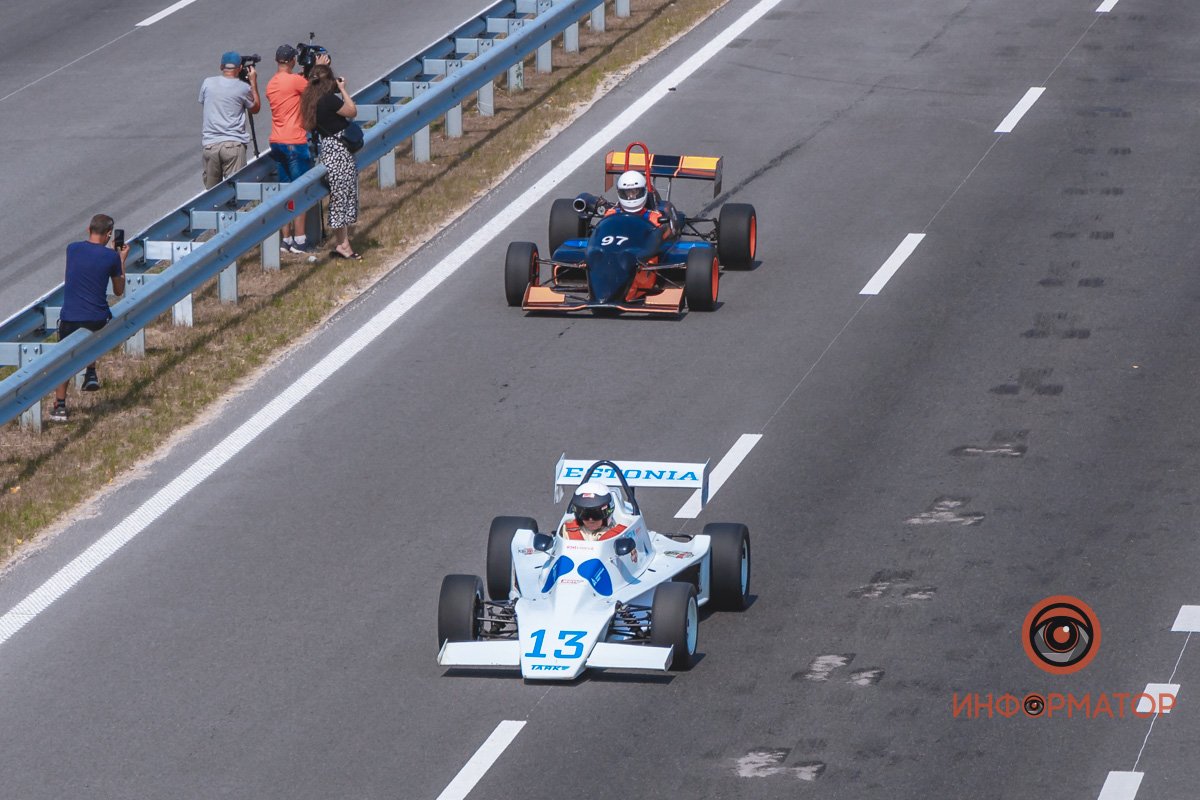 Качество проверено: на Днепропетровщине по построенному участку решетиловской трассы промчались 5 гоночных авто 34