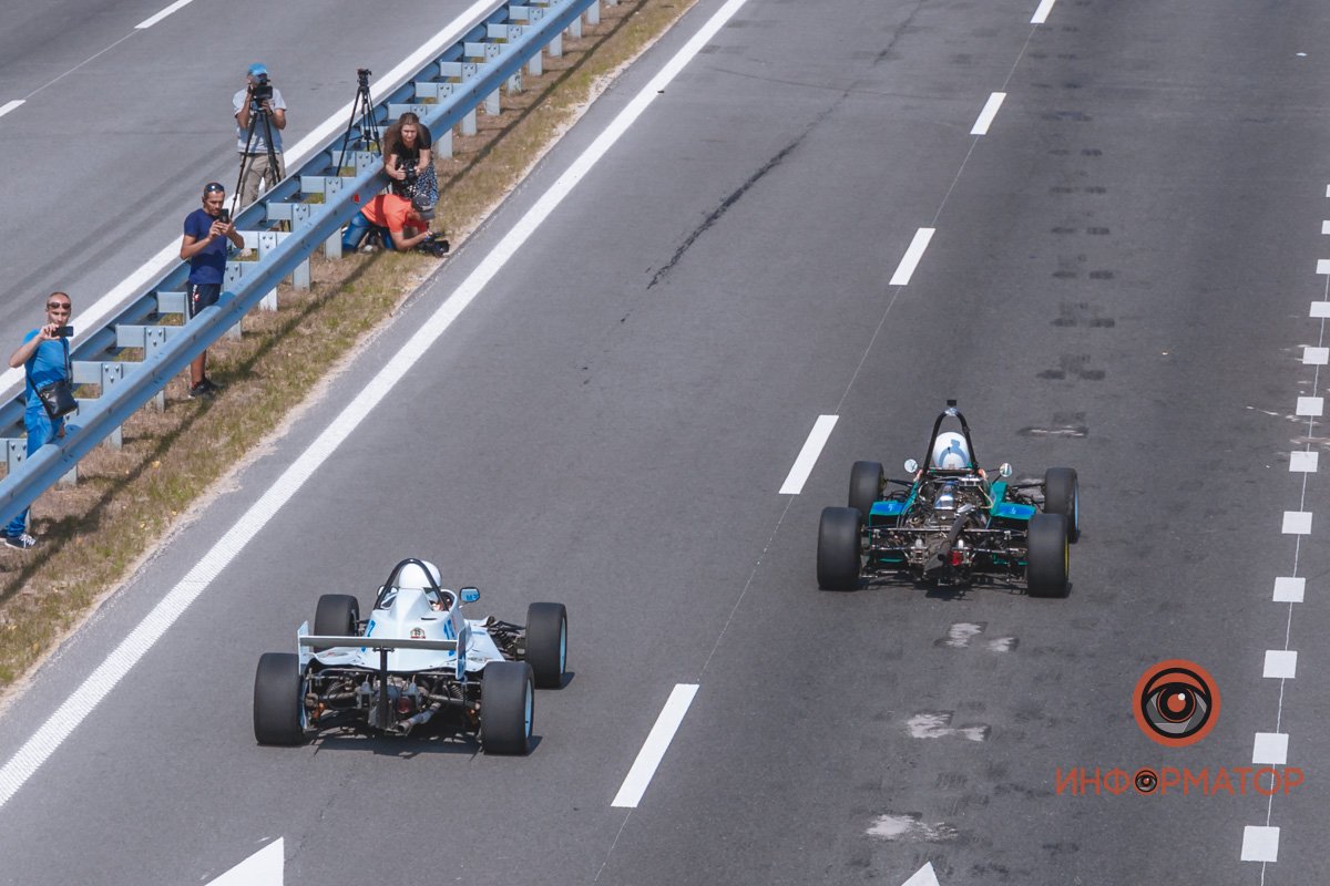 Качество проверено: на Днепропетровщине по построенному участку решетиловской трассы промчались 5 гоночных авто 35