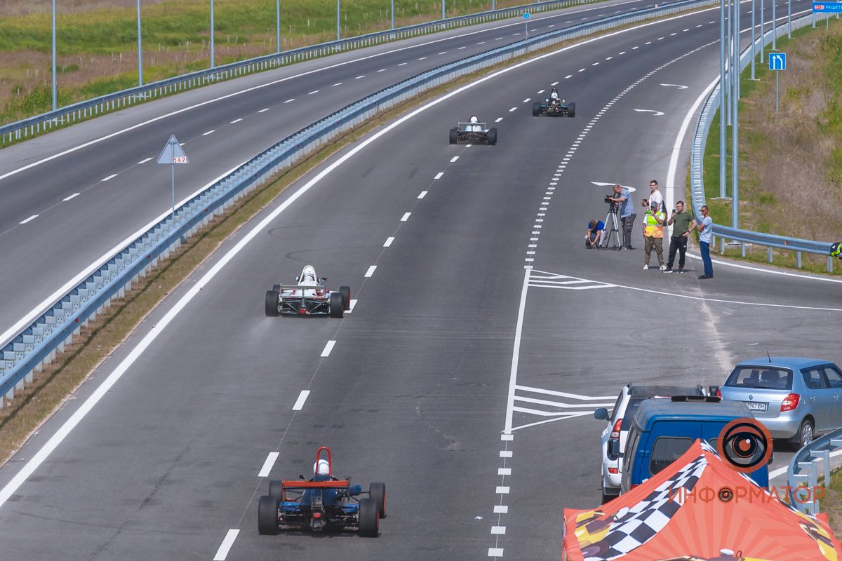 Качество проверено: на Днепропетровщине по построенному участку решетиловской трассы промчались 5 гоночных авто 36