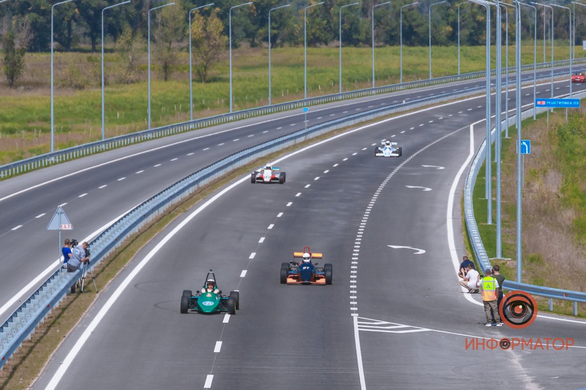 Качество проверено: на Днепропетровщине по построенному участку решетиловской трассы промчались 5 гоночных авто 37