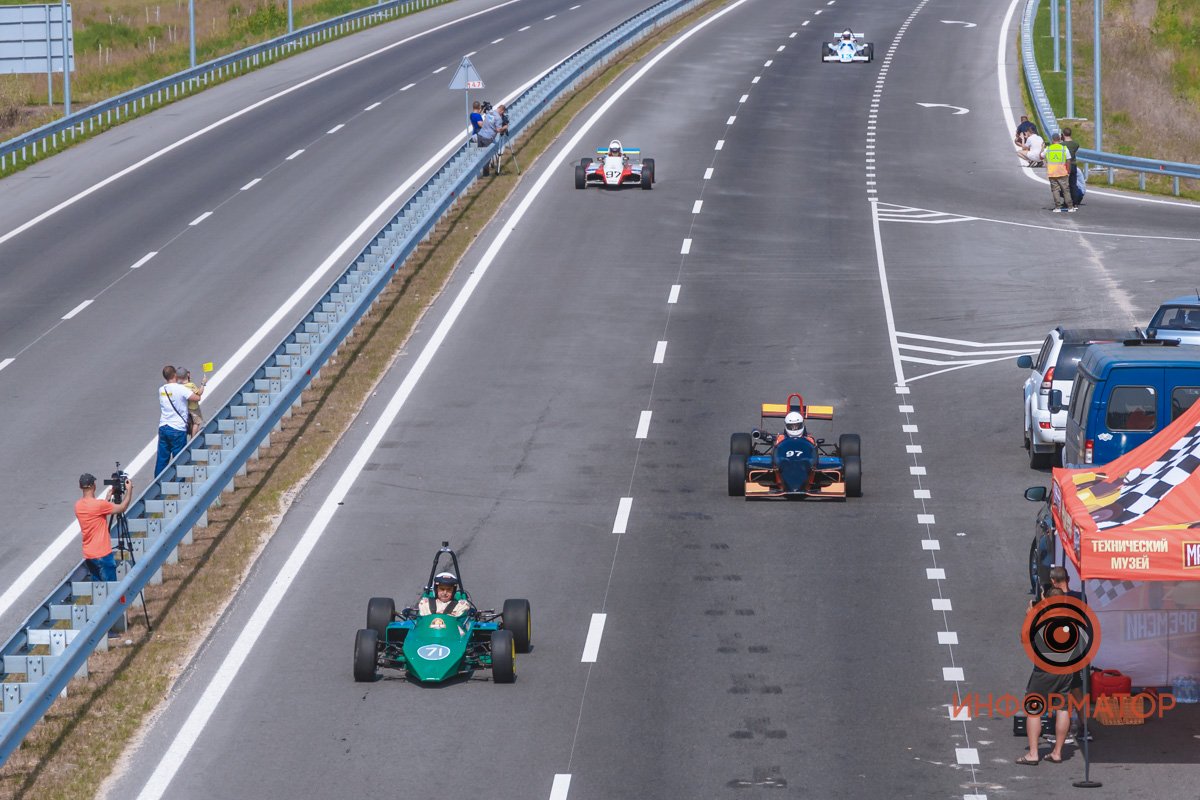 Качество проверено: на Днепропетровщине по построенному участку решетиловской трассы промчались 5 гоночных авто 38