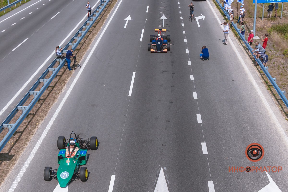 Качество проверено: на Днепропетровщине по построенному участку решетиловской трассы промчались 5 гоночных авто 39