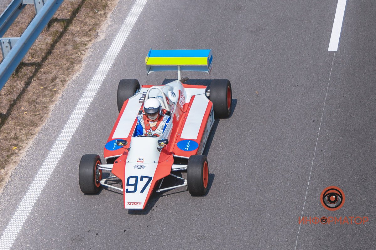 Качество проверено: на Днепропетровщине по построенному участку решетиловской трассы промчались 5 гоночных авто 40