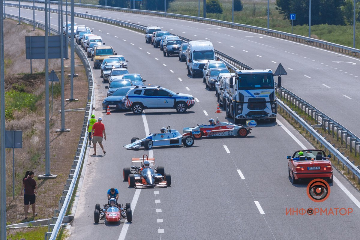 Качество проверено: на Днепропетровщине по построенному участку решетиловской трассы промчались 5 гоночных авто 42