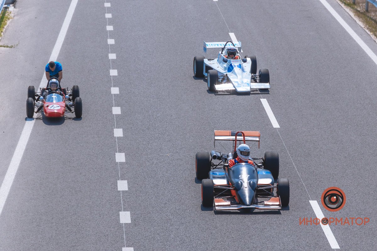 Качество проверено: на Днепропетровщине по построенному участку решетиловской трассы промчались 5 гоночных авто 43