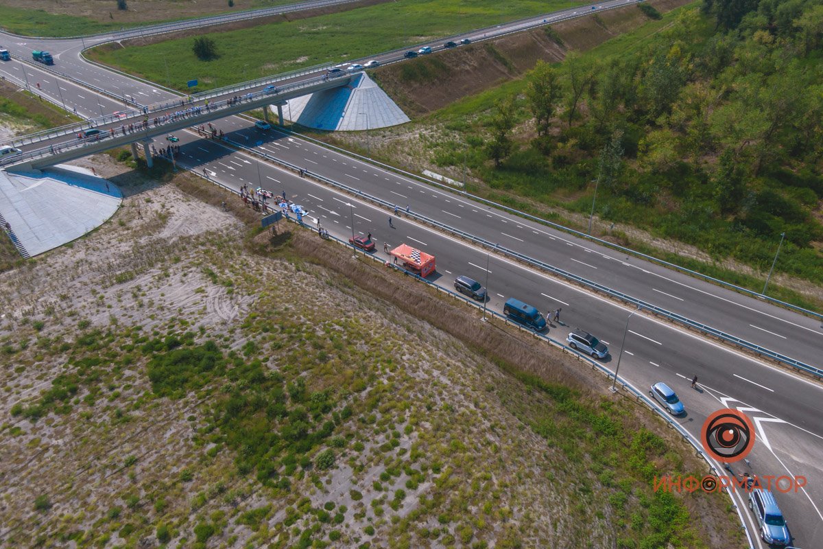 Качество проверено: на Днепропетровщине по построенному участку решетиловской трассы промчались 5 гоночных авто 46