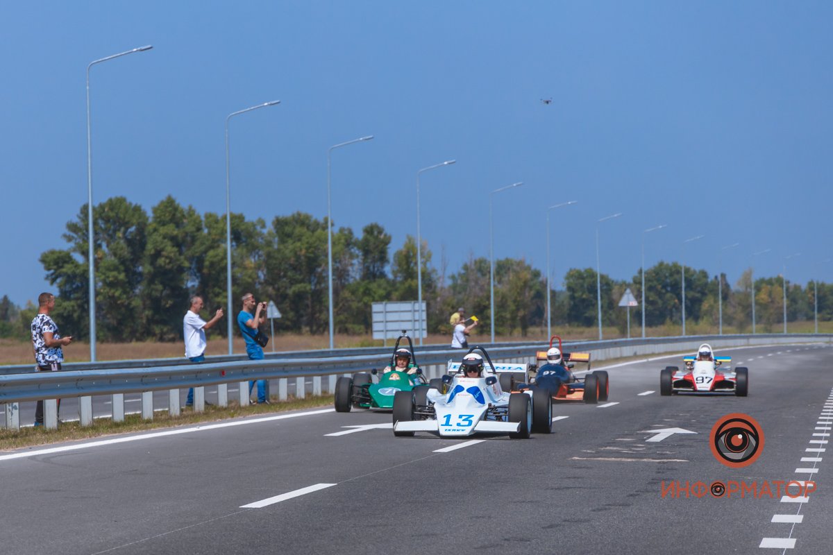 Качество проверено: на Днепропетровщине по построенному участку решетиловской трассы промчались 5 гоночных авто 47