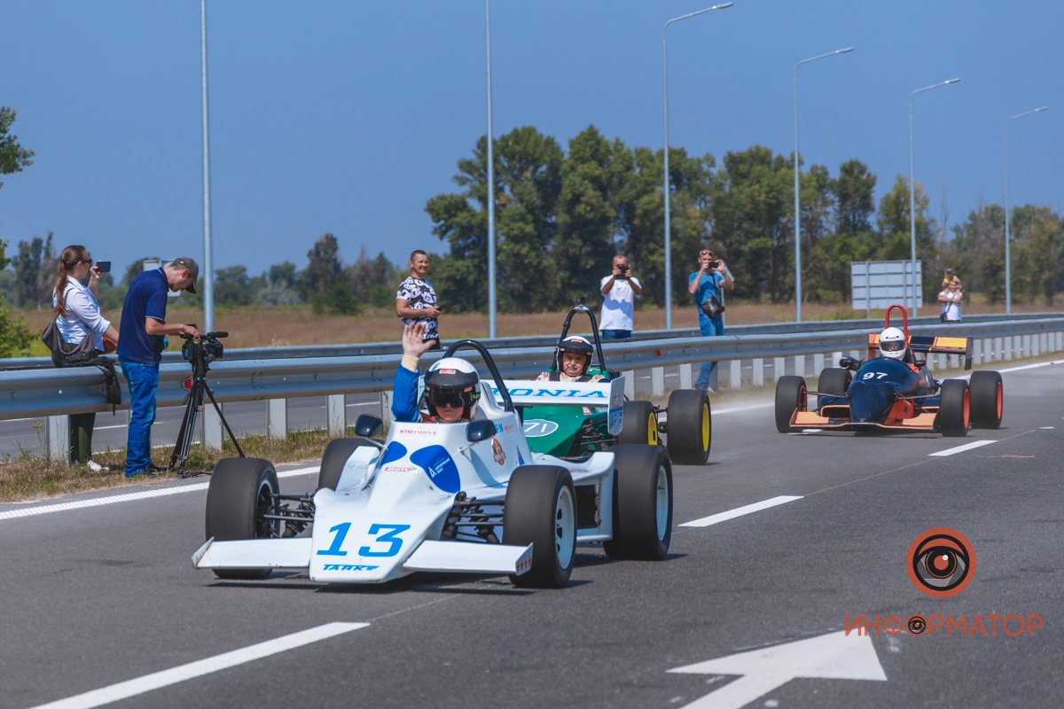 Качество проверено: на Днепропетровщине по построенному участку решетиловской трассы промчались 5 гоночных авто 48