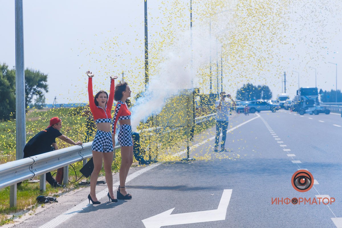 Качество проверено: на Днепропетровщине по построенному участку решетиловской трассы промчались 5 гоночных авто 49