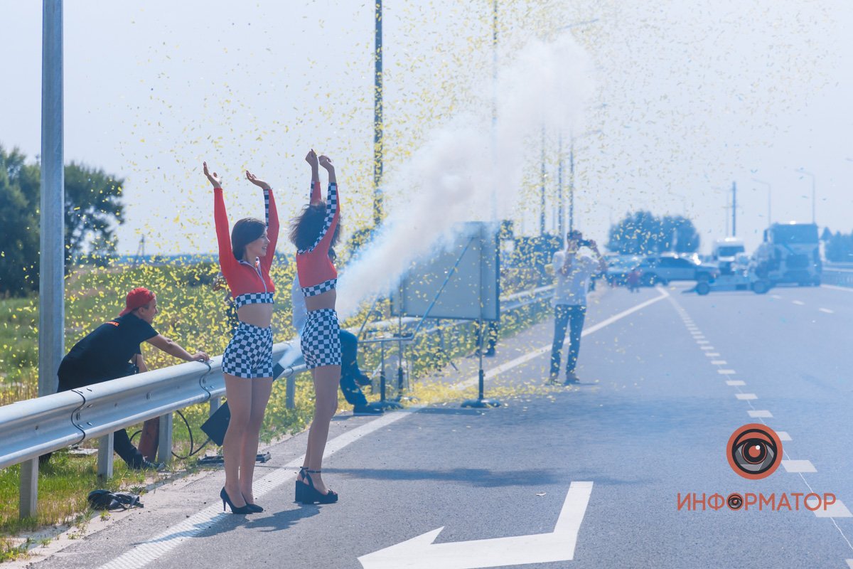 Качество проверено: на Днепропетровщине по построенному участку решетиловской трассы промчались 5 гоночных авто 50