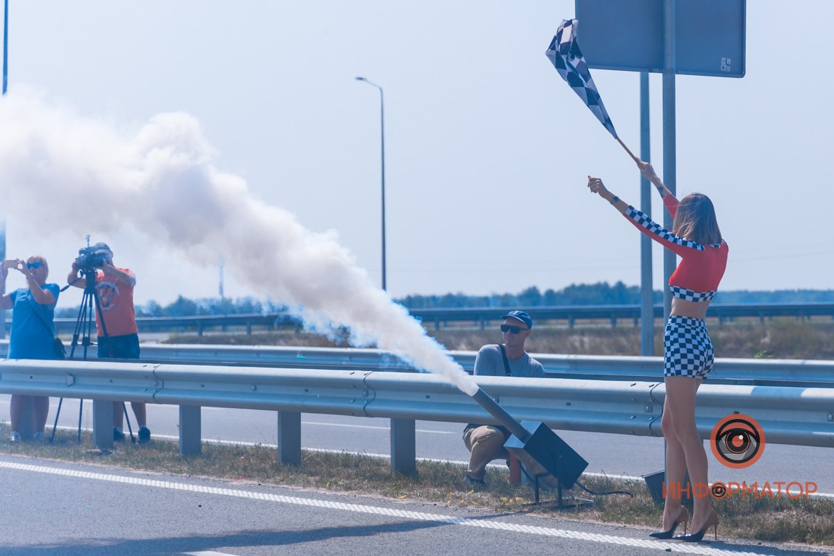 Качество проверено: на Днепропетровщине по построенному участку решетиловской трассы промчались 5 гоночных авто 51