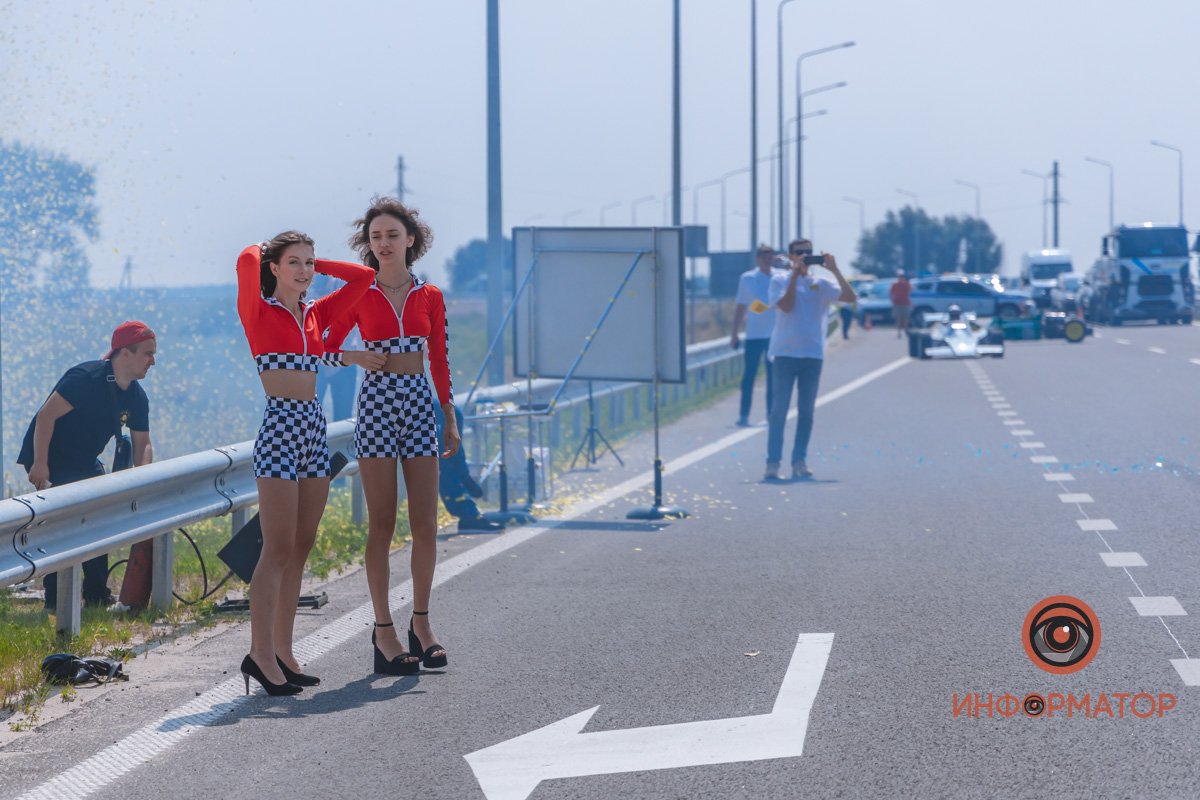 Качество проверено: на Днепропетровщине по построенному участку решетиловской трассы промчались 5 гоночных авто 52