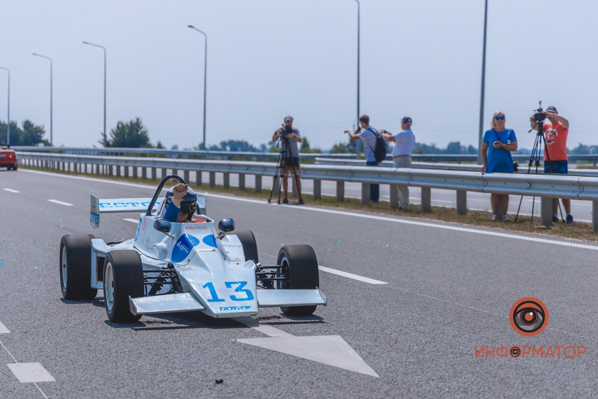 Качество проверено: на Днепропетровщине по построенному участку решетиловской трассы промчались 5 гоночных авто 53