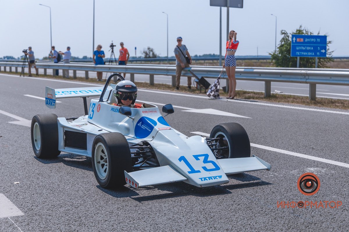 Качество проверено: на Днепропетровщине по построенному участку решетиловской трассы промчались 5 гоночных авто 54