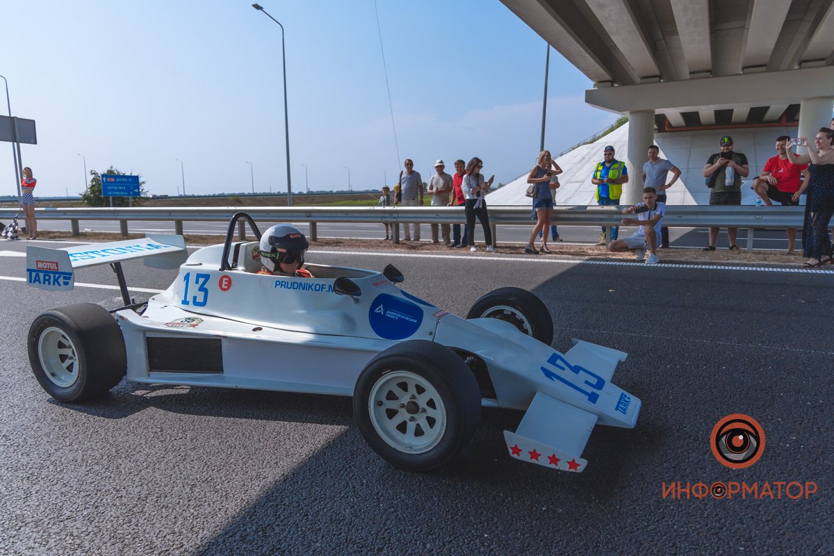 Качество проверено: на Днепропетровщине по построенному участку решетиловской трассы промчались 5 гоночных авто 55