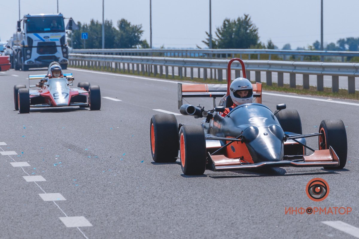 Качество проверено: на Днепропетровщине по построенному участку решетиловской трассы промчались 5 гоночных авто 56