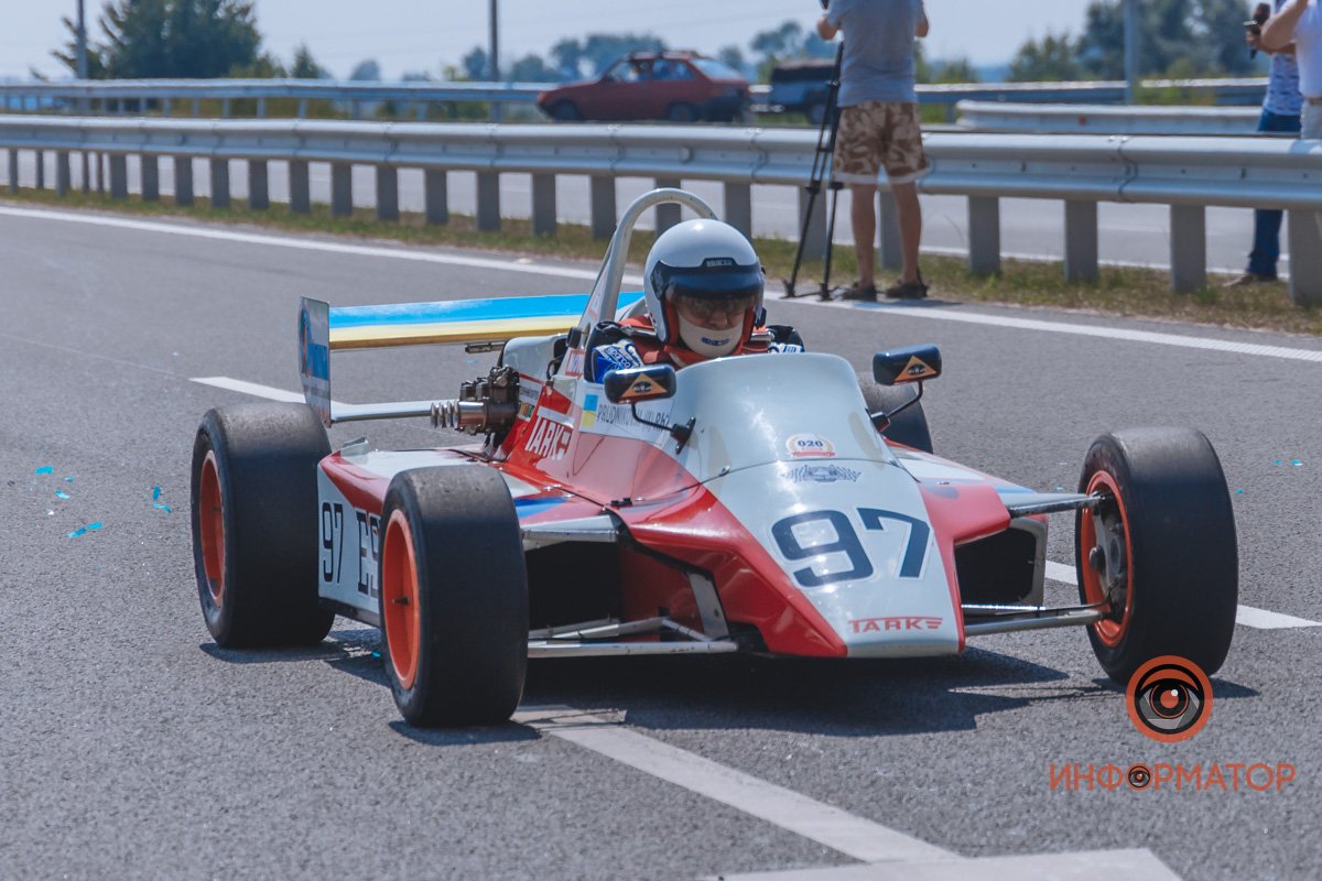 Качество проверено: на Днепропетровщине по построенному участку решетиловской трассы промчались 5 гоночных авто 57