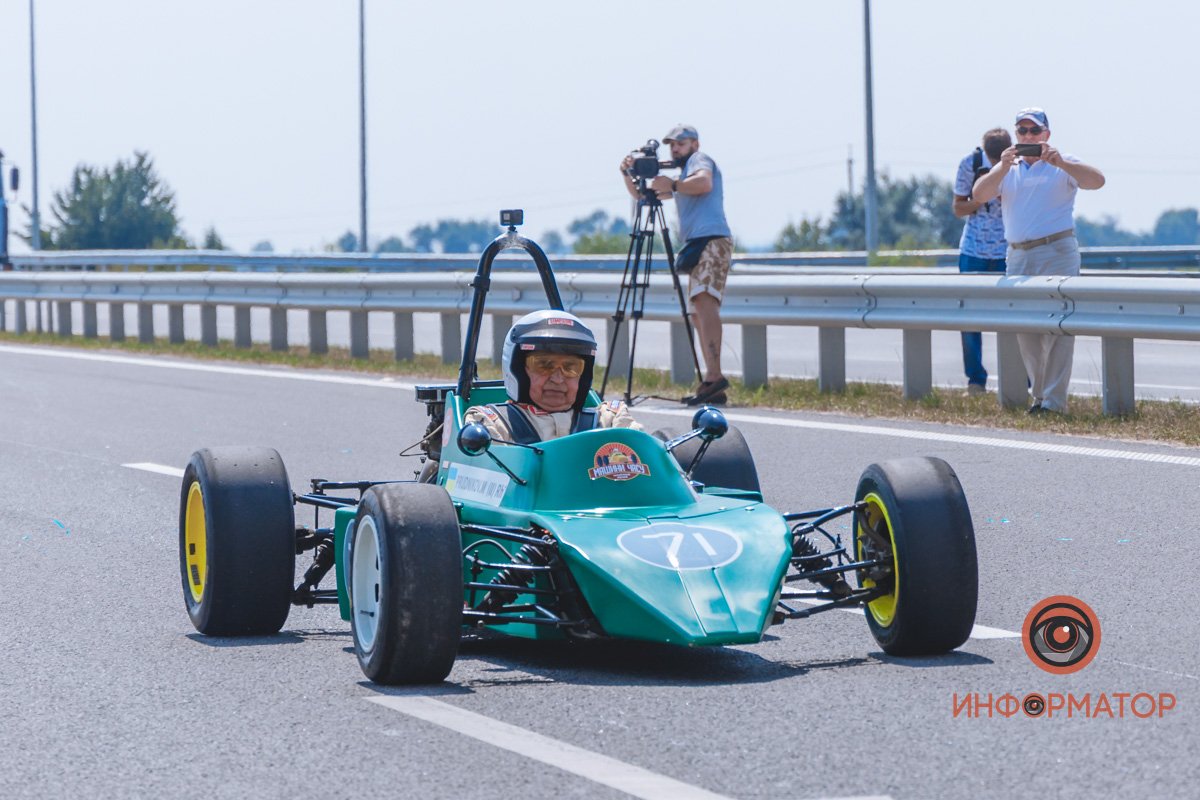 Качество проверено: на Днепропетровщине по построенному участку решетиловской трассы промчались 5 гоночных авто 59