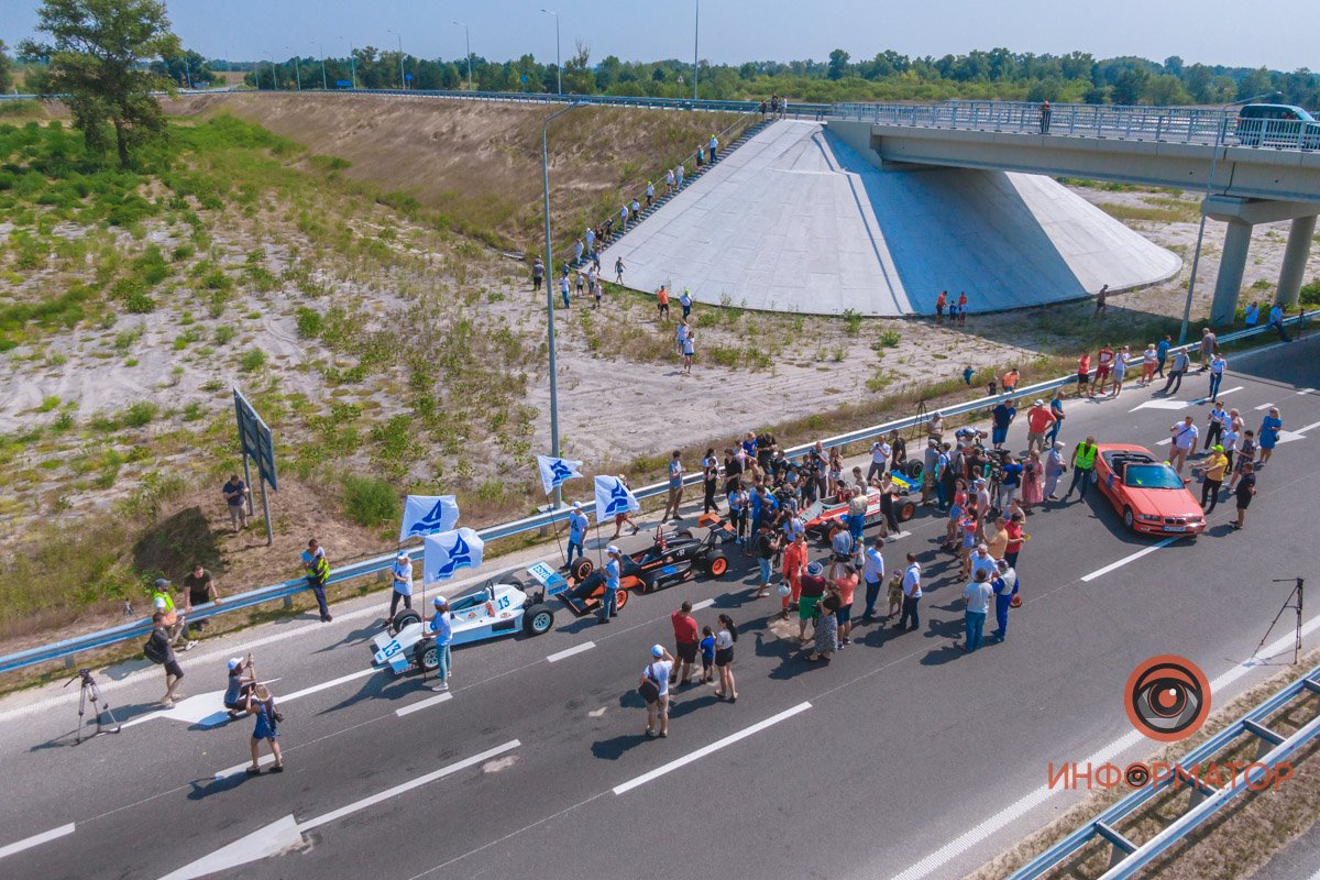 Качество проверено: на Днепропетровщине по построенному участку решетиловской трассы промчались 5 гоночных авто 60