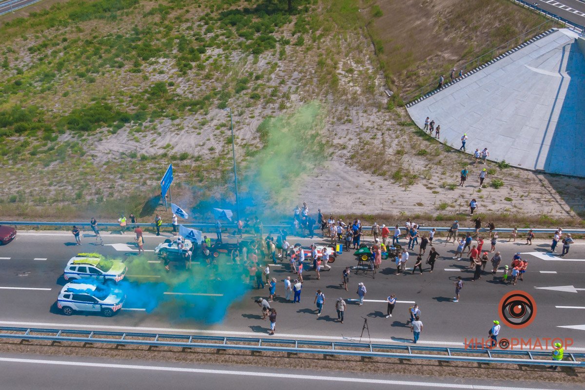 Качество проверено: на Днепропетровщине по построенному участку решетиловской трассы промчались 5 гоночных авто 61